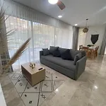 Cozy Apt W/Swim-Up Pool