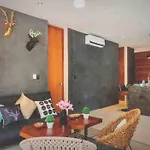 Luxury Condo.Close To Town, Private Garden&Pool