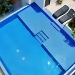Exclusive Building Infinity Pool And Gym Restaurants And Bar District Nearby Holiday home