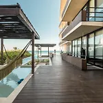 Direct Access To The Beach & Private Rooftop Pool