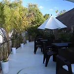 Cozy Room Near The Beach, Party Zone