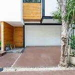 Stunning 4Br - Rooftop Pool, 5 Mins To Beach