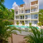 Beautiful Swim-Up Studio With Private Terrace, Pool And Jungle Gym