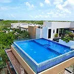 Exclusive Building Infinity Pool And Gym Restaurants And Bar District Nearby Tulum