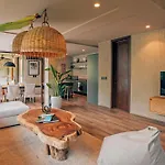 Luxurious Oasis Jacuzzi With Art Gallery And Pool