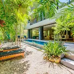 Luxurious Oasis Jacuzzi With Art Gallery And Pool