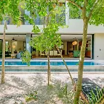 Luxurious Oasis Jacuzzi With Art Gallery And Pool