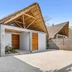 Brand New Villa Just 5 Min To Beach & Downtown!