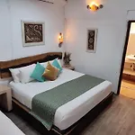 Hotel Estrellas - Located At The Party Zone 4*