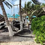 Hotel Estrellas - Located At The Party Zone