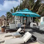 Hotel Estrellas - Located At The Party Zone