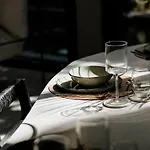 Mar Y Miel Noir Modern