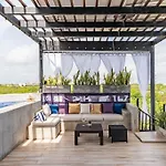 Apartment Rooftop Pool Paradise With Jungle Views
