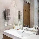 Designer Penthouse - Jungle Views, Bike To *