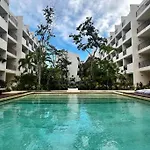 Comfy Plounge Pool Studio