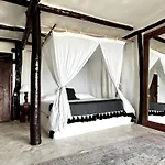 Luv Hotel 3*