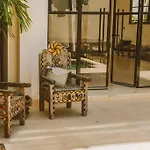 Posh Large Villa Minutes From The Beach