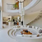 Majestic Jungle Villa With 2 Pools & Rooftop Bbq