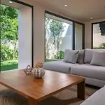 Chic 4-Bedroom Villa With Pool And Dedicated Concierge