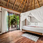 Hotel Xhule 4*