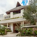Private & Infinity Pool, King Bed, Sauna, Gym & More