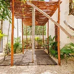 Ocean Breeze Villa - A Few Steps From The Beach!