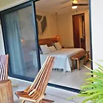 Stunning 2 Bedroom At With Infinity And Jacuzzi By Waves Management Сasa de vacaciones Tulum