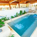 Stunning 2 Bedroom At With Infinity And Jacuzzi By Waves Management Сasa de vacaciones