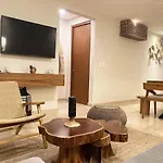 Stunning 2 Bedroom At With Infinity And Jacuzzi By Waves Management *
