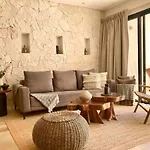 Stunning 2 Bedroom At With Infinity And Jacuzzi By Waves Management