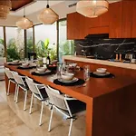 Villa Stunning 4br Tropical Chic With Private Pool Garden & Modern Comforts *