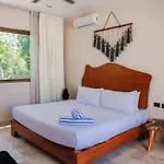 Stunning 4br Tropical Chic With Private Pool Garden & Modern Comforts