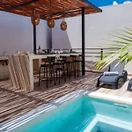 Villa Stunning 4br Tropical Chic With Private Pool Garden & Modern Comforts *