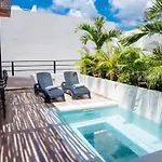 Villa Stunning 4br Tropical Chic With Private Pool Garden & Modern Comforts