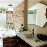 Stunning 4br Tropical Chic With Private Pool Garden & Modern Comforts *