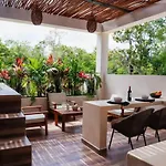 Stunning 4br Tropical Chic With Private Pool Garden & Modern Comforts *
