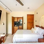 | Suite Boutique P/2 • Swim Up-Patio & Kitchenette