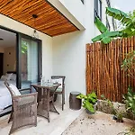 | Suite Boutique P/2 • Swim Up-Patio & Kitchenette