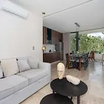 Maria - Modern 2br Retreat With Pool Apartamento