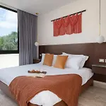 Maria - Modern 2br Retreat With Pool Apartamento *
