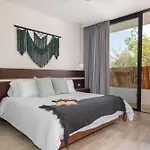 Maria - Modern 2br Retreat With Pool *