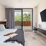 Maria - Modern 2br Retreat With Pool Apartamento