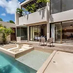 Chic 6br Dual With 4 Private Pools & Concierge