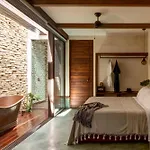 Fantastic 6br Luxury Penthouse 12ppl Rooftop Pool & Bathtub Villa