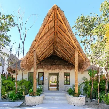Complex With An Alluring Pool & Tropical Vibes By Stella Rentals! *