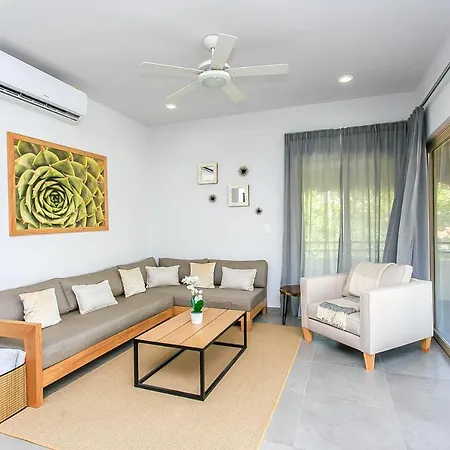 Complex With An Alluring Pool & Tropical Vibes By Stella Rentals! Apartamento