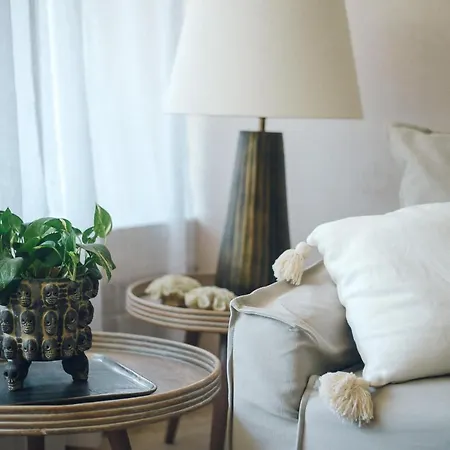 3 Bed Sleeps 6 - Private Pool & Hot Tub *