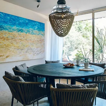 3 Bed Sleeps 6 - Private Pool & Hot Tub *