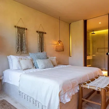 Apartment 3 Bed Sleeps 6 - Private Pool & Hot Tub