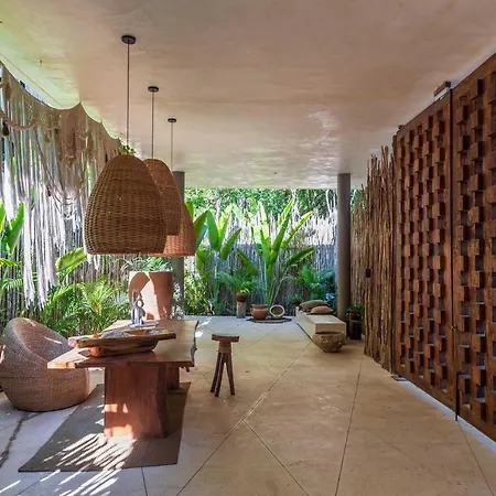 3 Bed Sleeps 6 - Private Pool & Hot Tub Apartment